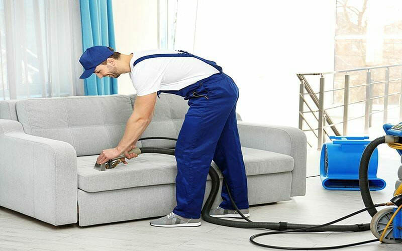 Dùng máy hút bụi để vệ sinh ghế
